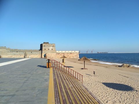 Chinesische Mauer Ende am Strand